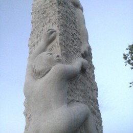Toucher les sommets. Sculpture monumentale. St-Georges-de-Beauce.Pierre calcaire Indiana.396 cm X 90 cm X 52 cm