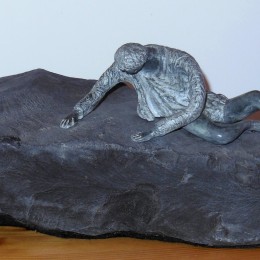 DÉTRESSESculpture en stéatite et ardoiseH: 17 cm. B: 48 cm. X 18 cm.