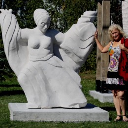 Aylya, déesse de la conscience. Sculpture monumentale. Lac-MéganticPierre calcaire Indiana.162 cm X 168 cm X 69 cm