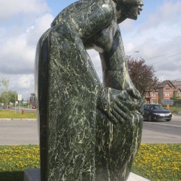 La Gardienne de l'Eau. Sculpture monumentale. Boisbriand.Serpentine.360 cm X 180 cm X 160 cm