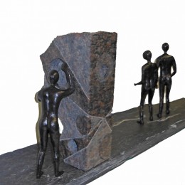 UN DERNIER REGARDSculpture en granit, bronze et ardoise H: 35 cm. B: 104 cm. X 22,5 cm.